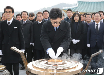 대전현충원 참배하는 한동훈 위원장
