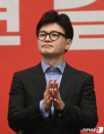 박수치는 한동훈 위원장