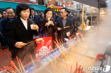 어묵 맛보는 오영주 중기부 장관