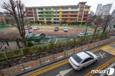 주민 주차장으로 사용되는 폐교된 초등학교