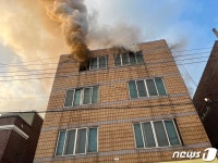 창원 빌라 4층서 불…휴가 장병 베란다에 매달려 있다 추락 중상