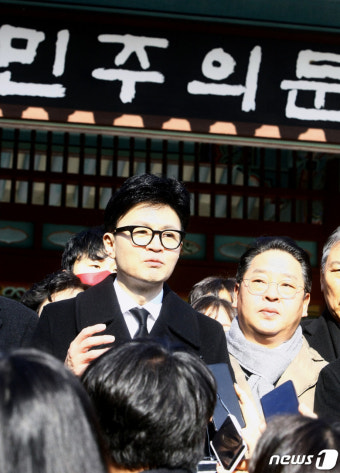 민주의 문앞에 선 한동훈