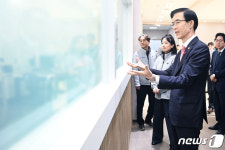 코미코 반도체 세정 공장 찾은 방문규 장관