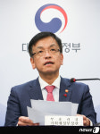 정부, 올해 성장 전망 2.4%→2.2% 하향…소비·건설투자 부진