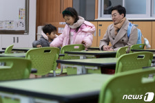 책상에 한 번 앉아봐