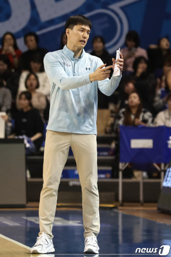 타임아웃 요청하는 김효범 서울 삼성 감독대행