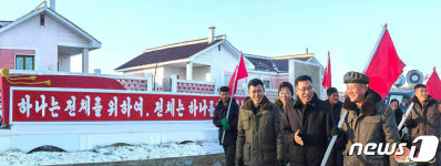 북한 농장 노동자들 새해 농사의 첫걸음을 힘차게