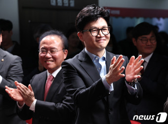 손뼉치는 한동훈 비대위원장과 윤재옥 원내대표