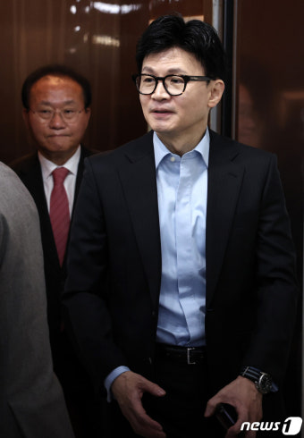 중앙당사 들어서는 한동훈·윤재옥