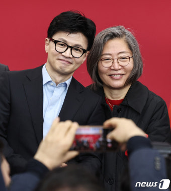 사진찍는 한동훈·이수정
