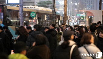 퇴근 지옥된 명동입구 버스정류장 '서울시 31일까지 줄서기 표지판 운영 유예'