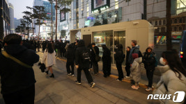 줄 길게 늘어선 명동입구 버스정류장