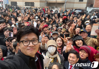 당원 및 지지자들과 함께 셀카 찍는 한동훈 비대위원장