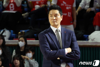 경기에 집중하는 전희철 감독