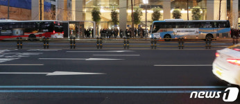 [뉴스1 PICK]걷는게 빠르다… 1km 이동에 1시간 명동 광역버스 대란 현장