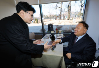 악수하는 한동훈·이상민