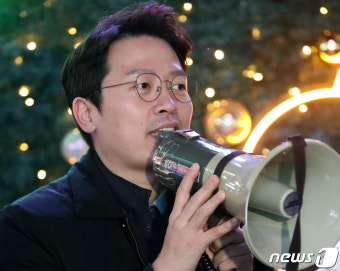 인사하는 이기인 개혁신당 창당준비위원장