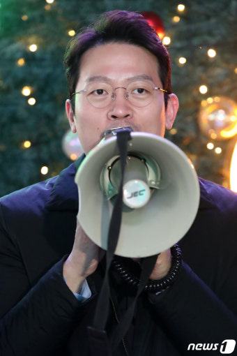 인사하는 이기인 개혁신당 창당준비위원장