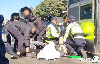 대통령실 진입 시도하다 경찰에 제압당하는 대진연