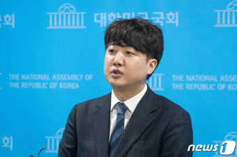 취재진 질문 답하는 이준석 개혁신당 정강정책위원장