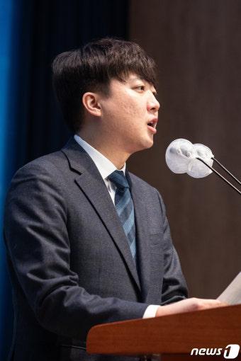 방송산업 규제 완화 공약 밝히는 이준석 개혁신당 정강정책위원장