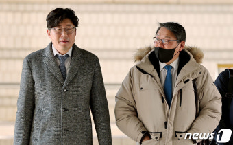 김학의 불법 출금 공판 향하는 이규원 검사와 이광철 전 청와대 비서관