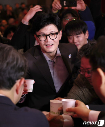 건배하는 한동훈 위원장