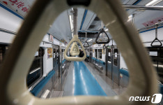 4호선 의자 없는 칸, 손잡이 증가