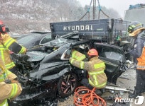 제2중부고속도로 이천방면 14중·7중 추돌사고…15명 부상(종합)