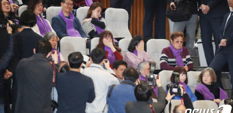 이태원참사 특별법 통과에 눈물 흘리는 유가족