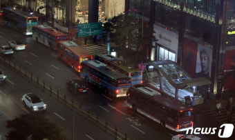 퇴근길 명동입구 버스정류장 향하는 광역버스