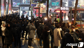 퇴근길 시민들로 북적이는 명동 광역버스 정류장