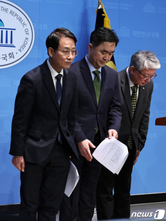 인사하는 조응천·김종민·이원욱