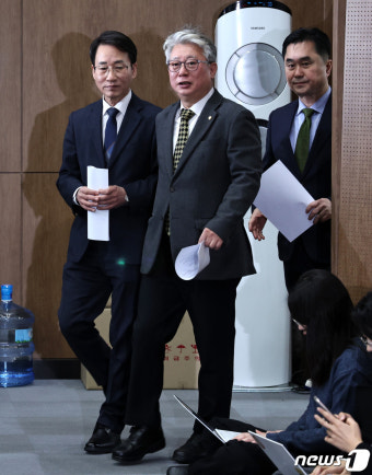 회견장 들어서는 이원욱·조응천·김종민 의원