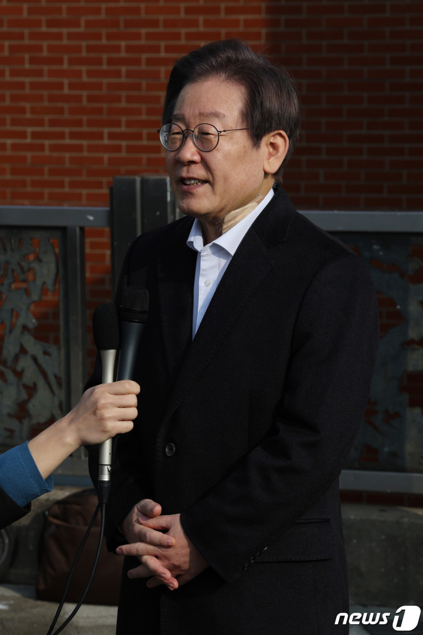 이재명 후보, 피습 모의 제보에 대응하며 대선후보 활동 유지 중