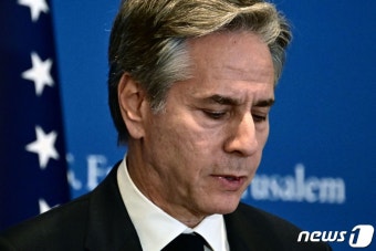 이스라엘서 심각한 표정으로 기자회견하는 블링컨