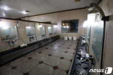 목욕탕서 아기 데리고 낑낑대자 등 밀어준 아주머니…평생 못 잊겠다
