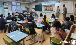 미군 아저씨가 영어선생님…대구 대봉초교서 영어캠프 열려