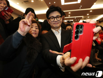부산 당원과 셀카 찍는 한동훈 위원장