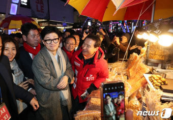 부산 비프광장 찾은 한동훈 위원장