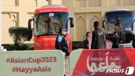 대표팀 호텔에 도착한 태극기 버스