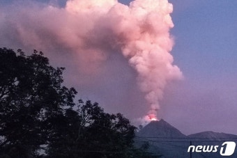 화산재 뿜어 내는 印尼 르워토비 라키라키 화산