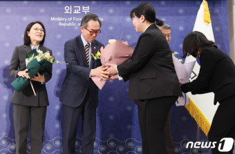 꽃다발 받은 조태열 장관