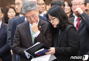 자료 보는 김홍균 신임 차관