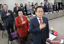 국민의례하는 이배용 위원장