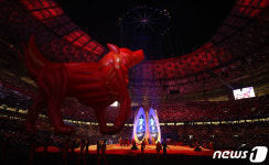 동화 분위기의 개막 공연