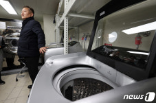 쪽방촌 찾아 세탁시설 살펴보는 이상민 장관