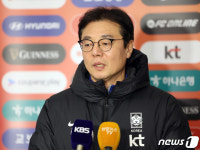 취재진 질문에 답하는 황선홍 감독