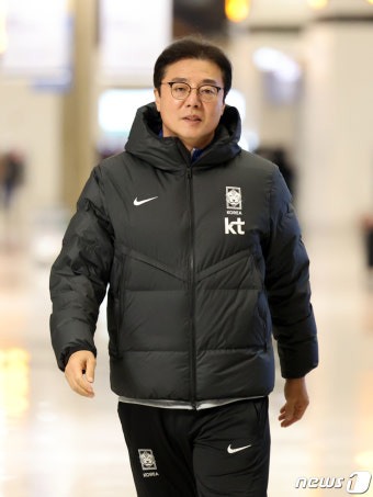튀르키예 출국하는 황선홍 축구 올림픽대표팀 감독