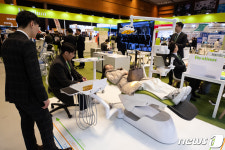 치과 유니트체어 체험하는 관람객